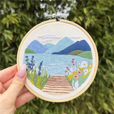 KIT BRODERIE AVEC TAMBOUR 15 CM - LES FLEURS DU LAC BLEU Broderie MILPOINT 