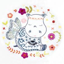 Happy colors - Myriam l'hippopotame - Kit Un chat dans l'aiguille - fabrication 100% française Broderie Un chat dans l'aiguille 